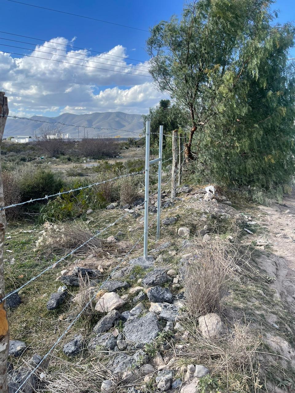 Instalación de alambre de púas en terreno