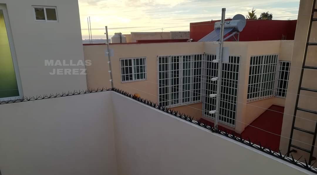 Cerca eléctrica instalada en perímetro