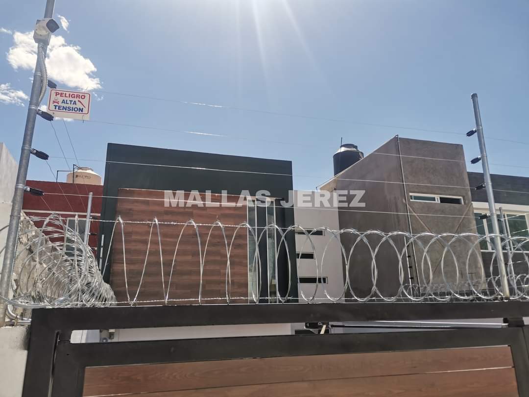 Detalle de alambre eléctrico y aisladores