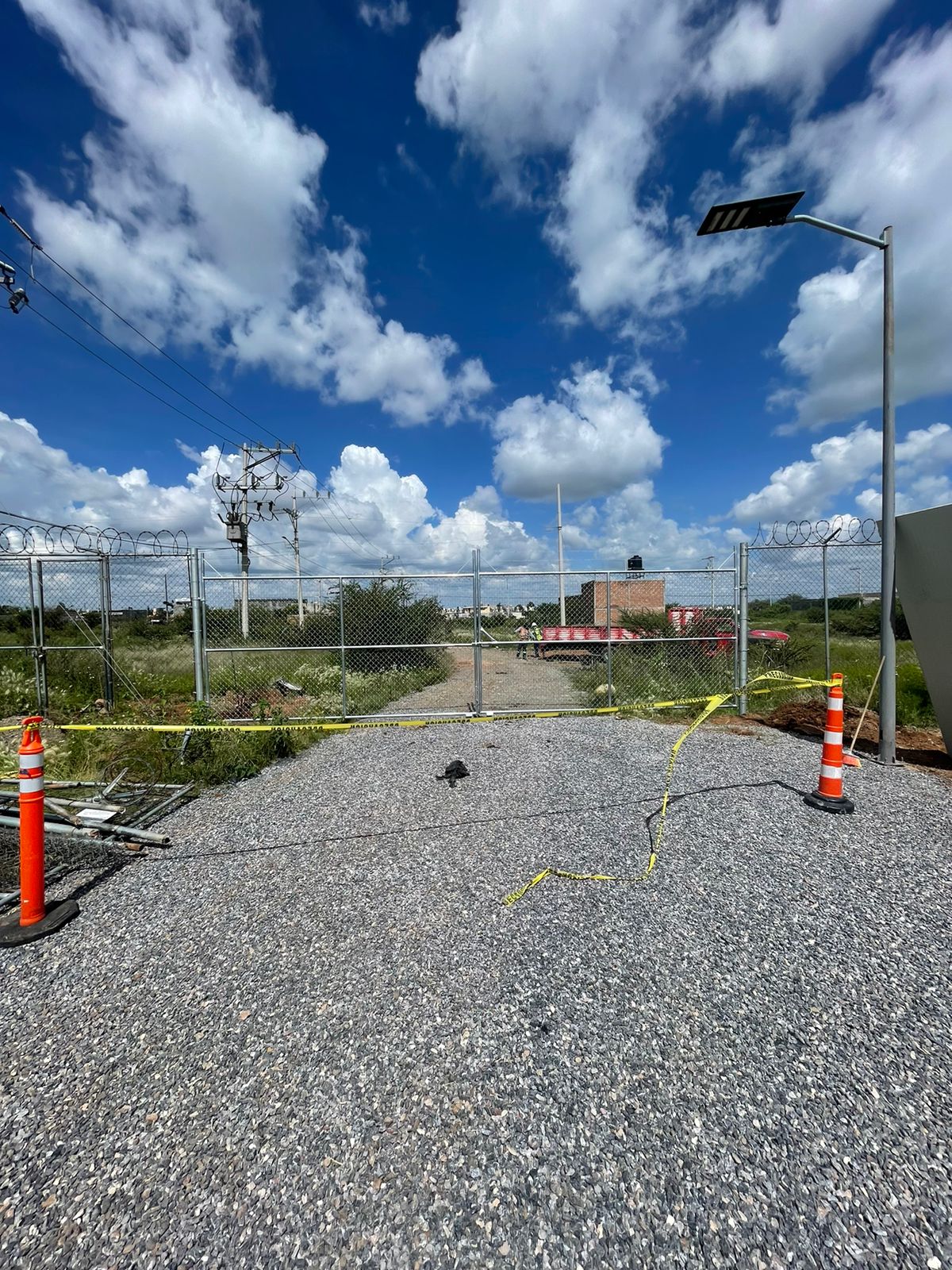 Puerta batiente para acceso peatonal